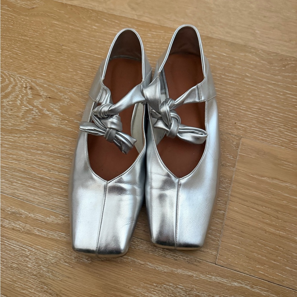 REVOLVE Silver Flats with Knotted Detail - Picture 2 of 3